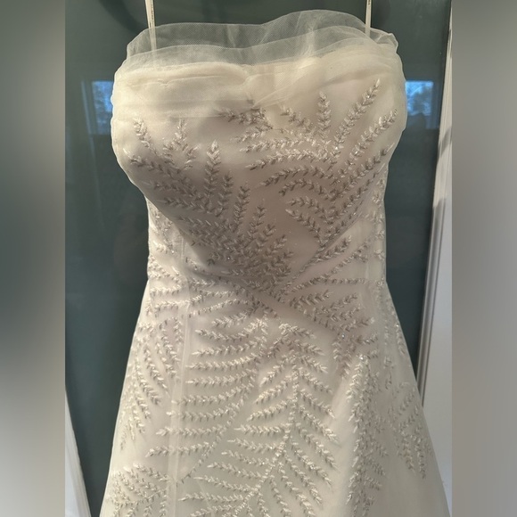 White by Vera Wang Wedding Dress 🌸Host Pick🌸 - Picture 3 of 8